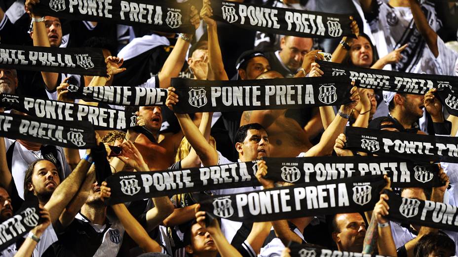 Torcida da Ponte Preta durante a decisão da Copa Sul-Americana 2013, contra o Lanús, em Buenos Aires