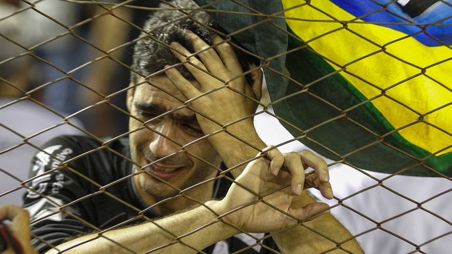 Torcedor da Ponte Preta lamenta gol sofrido na decisão da Copa Sul-Americana contra o Lanús, em Buenos Aires