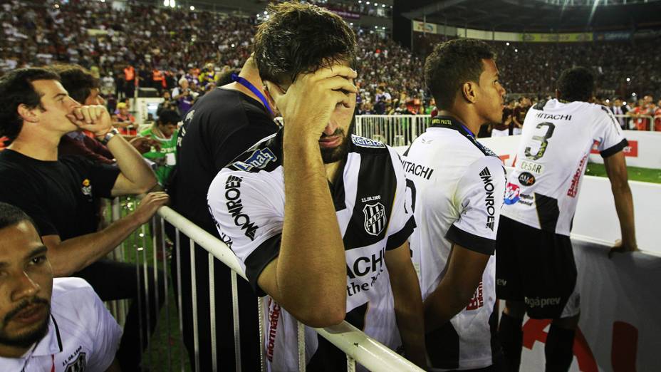 Disputa de bola na partida entre Artur da Ponte Preta, e Santiago Silva do Lanús durante a decisão da Copa Sul-Americana, em Buenos Aires