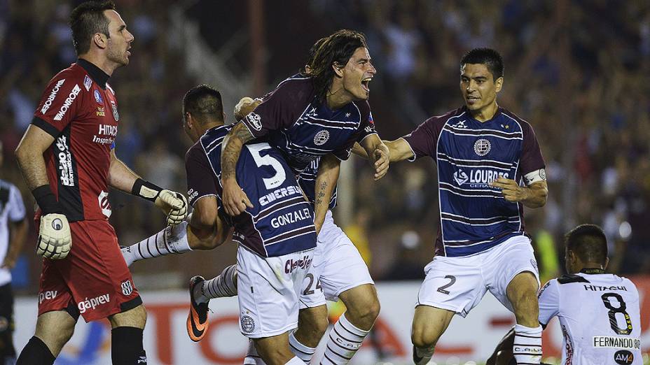 Jogadores do Lanús comemoram o segundo gol marcado por Ismael Blanco (C) sobre a Ponte Preta na decisão da Copa Sul-Americana, em Buenos Aires