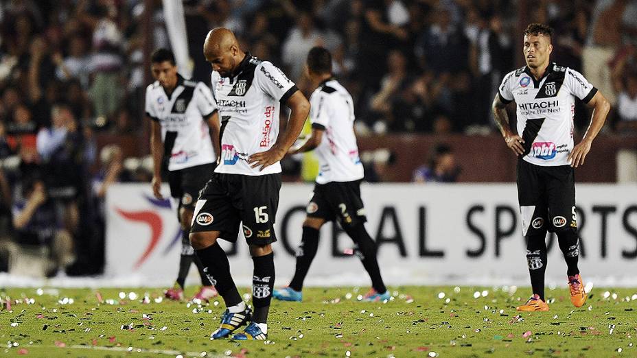 Jogadores da Ponte Preta lamentam gol sofrido na decisão da Copa Sul-Americana contra o Lanús, em Buenos Aires