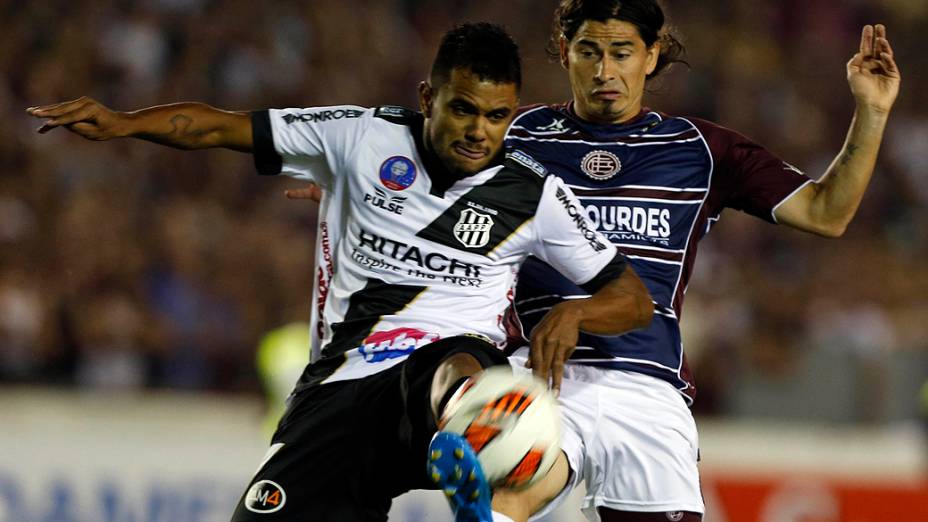 Disputa de bola na partida entre Fernando Bob da Ponte Preta, e Ismael Blanco do Lanús durante a decisão da Copa Sul-Americana, em Buenos Aires