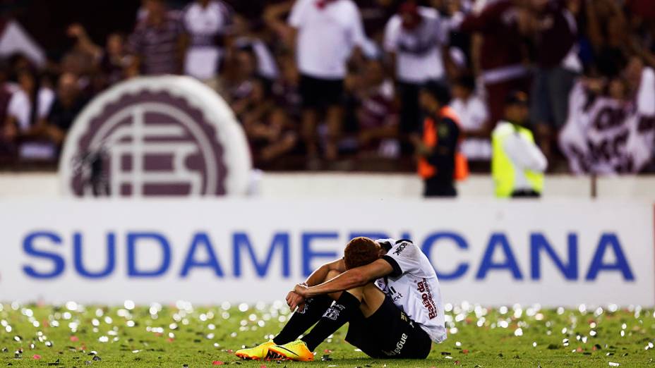 Victor Ayala comemora gol do Lanús sobre a Ponte Preta na decisão da Copa Sul-Americana, em Buenos Aires