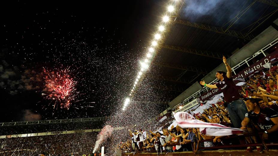 Torcida do Lanús comemora gol na decisão da Copa Sul-Americana 2013, contra a Ponte Preta, em Buenos Aires