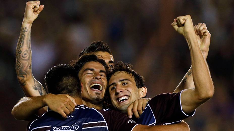 Jogadores do Lanús comemoram o segundo gol marcado por Ismael Blanco (C) sobre a Ponte Preta na decisão da Copa Sul-Americana, em Buenos Aires