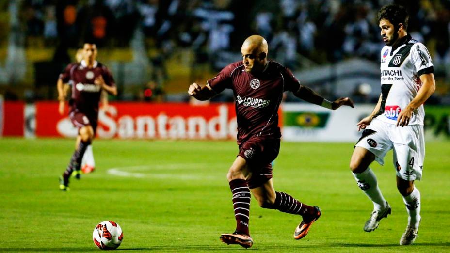 Atacante Santiago Silva do Lanús e Diego Sacoman da Ponte Preta durante a primeira partida da final da Copa Sul-Americana 2013, no Pacaembu, em São Paulo