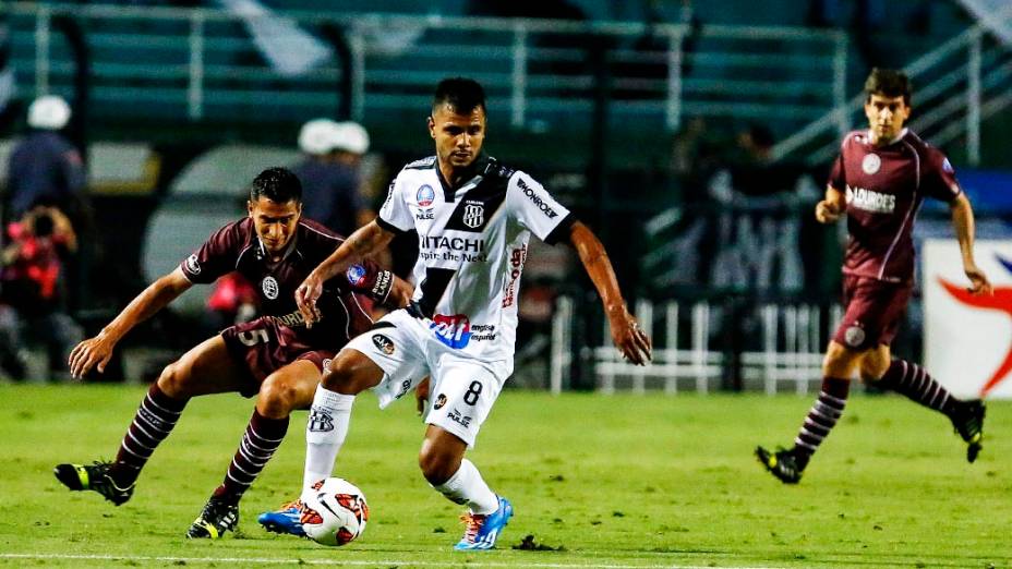 González do Lanús e Fernando Bob da Ponte Preta durante a primeira partida da final da Copa Sul-Americana 2013, no Pacaembu, em São Paulo