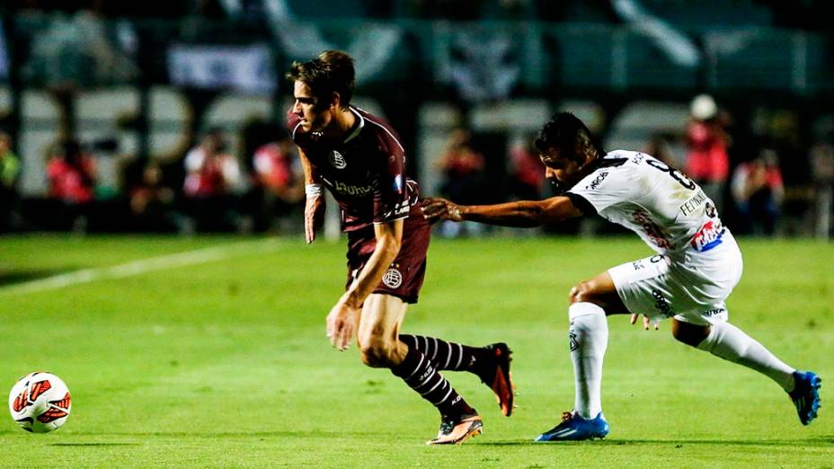 Lucas Melano do Lanús e Fernando Bob da Ponte Preta durante a primeira partida da final da Copa Sul-Americana 2013, no Pacaembu, em São Paulo