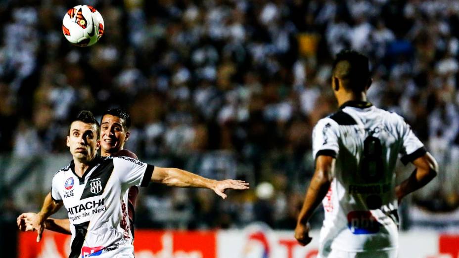 Elias da Ponte Preta disputa jogada na primeira partida da final da Copa Sul-Americana 2013, no Pacaembu, em São Paulo