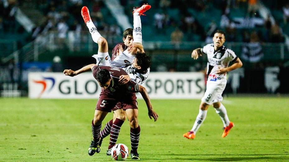 González do Lanús disputa jogada com Rildo da Ponte Preta na primeira partida da final da Copa Sul-Americana 2013, no Pacaembu, em São Paulo