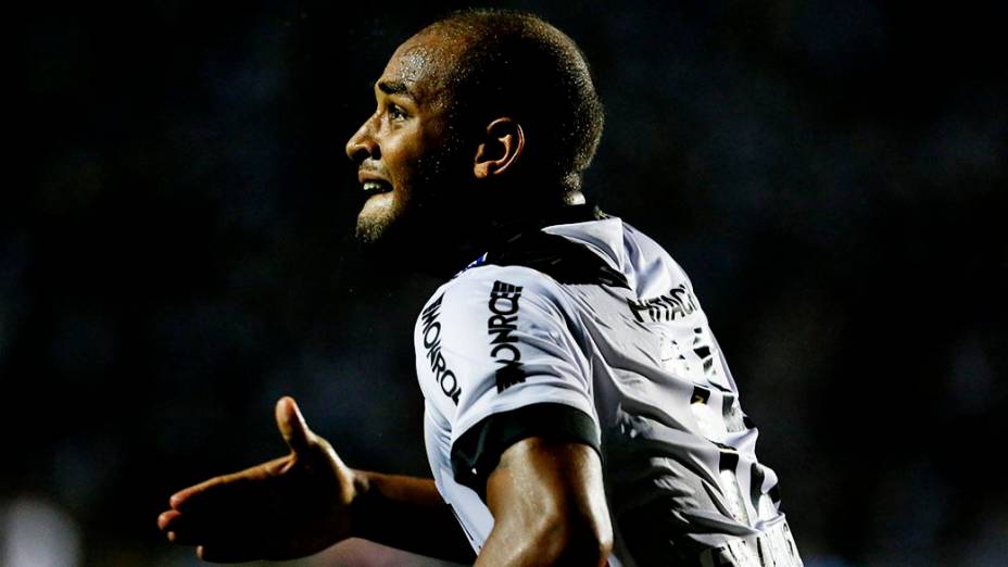 Felipe Bastos comemora gol de empate da Ponte Preta durante a primeira partida da final da Copa Sul Americana 2013, contra o Lanús, no Pacaembu, em São Paulo