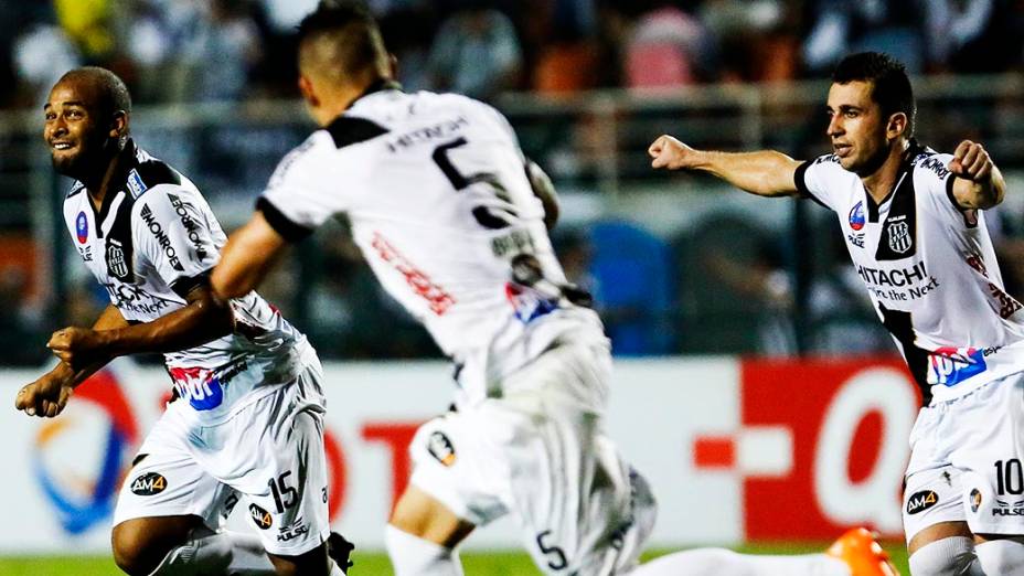 Felipe Bastos comemora gol de empate da Ponte Preta durante a primeira partida da final da Copa Sul Americana 2013, contra o Lanús, no Pacaembu, em São Paulo