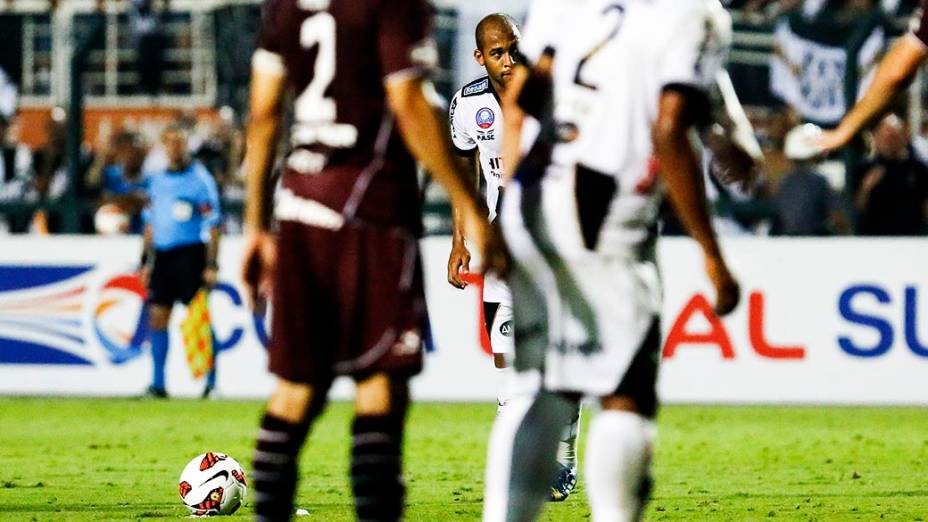 Felipe Bastos se prepara para bater falta que resultou no gol de empate da Ponte Preta na primeira partida da final da Copa Sul Americana 2013, contra o Lanús, no Pacaembu, em São Paulo