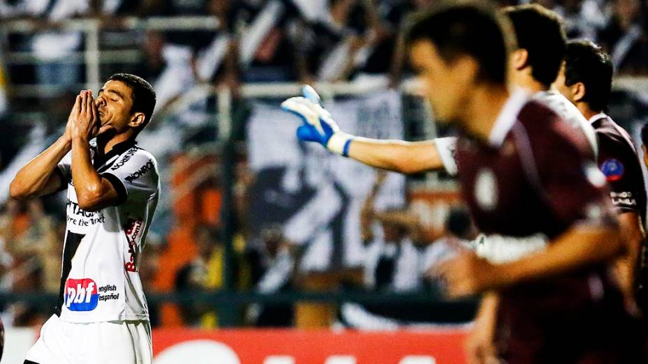 Atacante Leonardo da Ponte Preta lamenta chance perdida durante a primeira partida da final da Copa Sul Americana 2013, contra o Lanús, no Pacaembu, em São Paulo