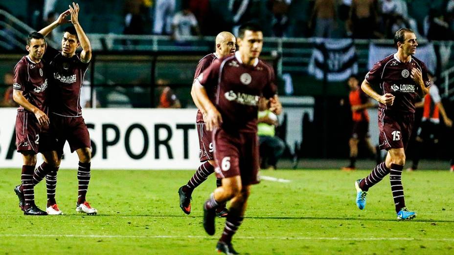 Jogadores do Lanús comemoram gol de Goltz durante a primeira partida da final da Copa Sul Americana 2013, contra a Ponte Preta, noPacaembu), em São Paulo