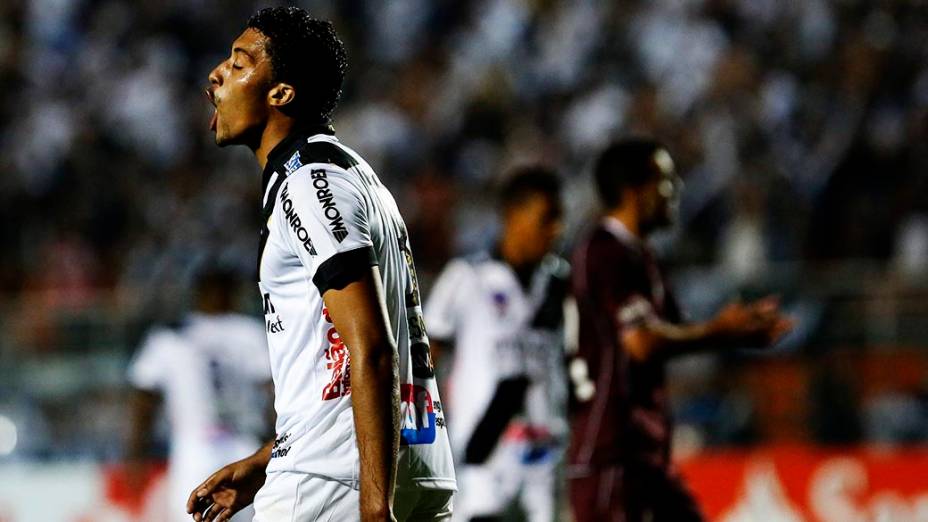 Zagueiro Cesar da Ponte Preta durante a primeira partida da final da Copa Sul Americana 2013, contra o Lanús, no Pacaembu, em São Paulo