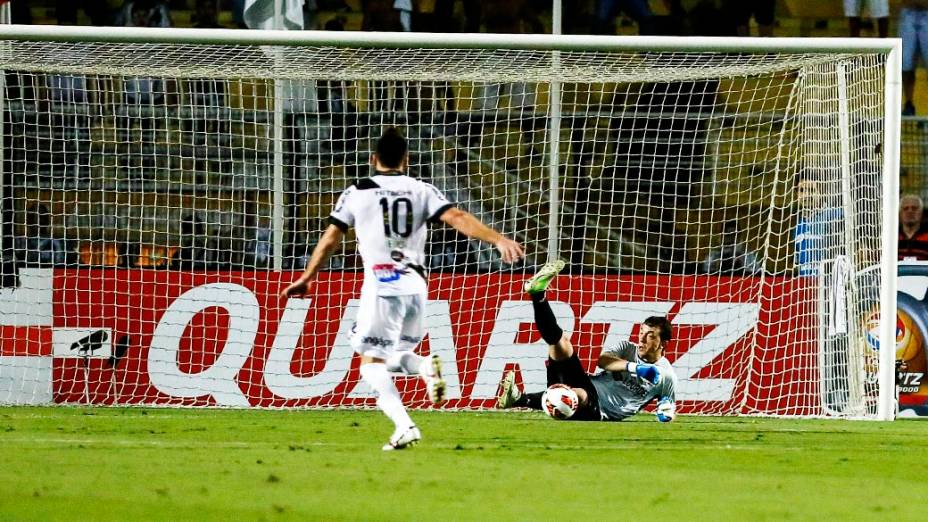 Elias da Ponte Preta arrisca para a defesa de Marchesan do Lanús durante a primeira partida da final da Copa Sul Americana 2013, no Pacaembu em São Paulo