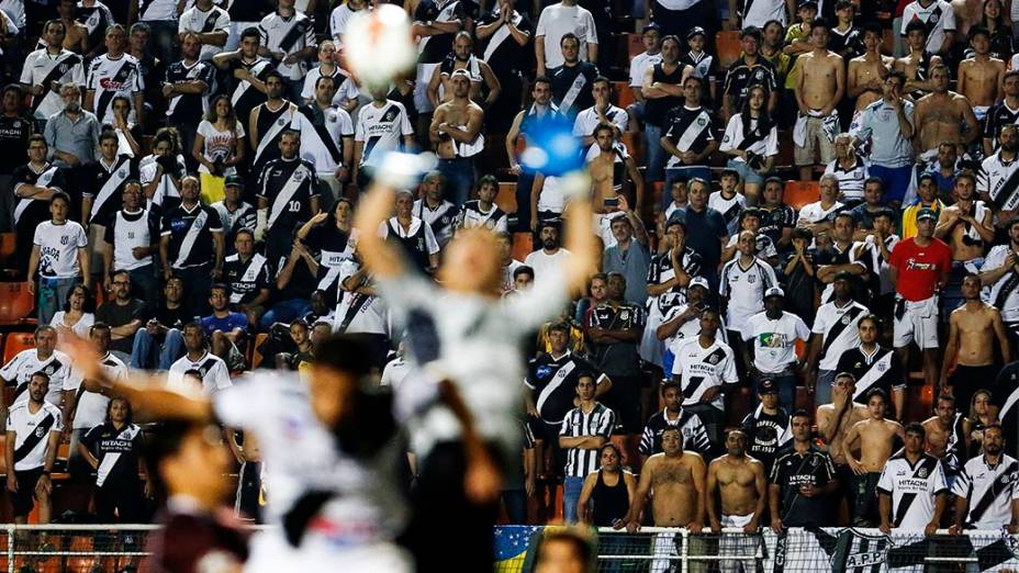 Torcida da Ponte Preta durante a primeira partida da final da Copa Sul-Americana 2013, contra o Lanús, no Pacaembu