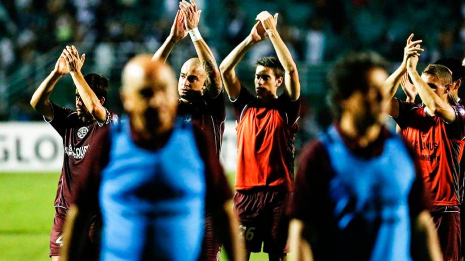 Jogadores do Lanús deixam o gramado do Pacaembu após o empate por 1 a 1 na primeira partida da final da Copa Sul-Americana 2013, contra Ponte Preta