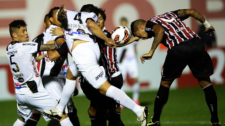 Zagueiro Antônio Carlos do São Paulo, disputa jogada com a defesa da Ponte Preta na semifinal da Copa Sul-Americana, no estádio Romildão, em Mogi Mirim