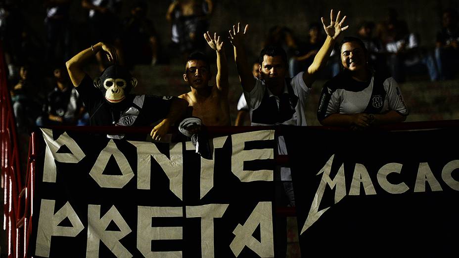 Torcida da Ponte Preta faz a festa no Romildão, na partida contra o São Paulo válida pela semifinal da Copa Sul-Americana