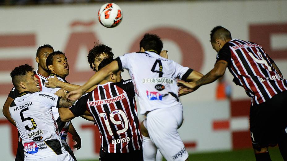 Jogadores de São Paulo e Ponte Preta disputam jogada durante a semifinal da Copa Sul-Americana, no estádio Romildão, em Mogi Mirim