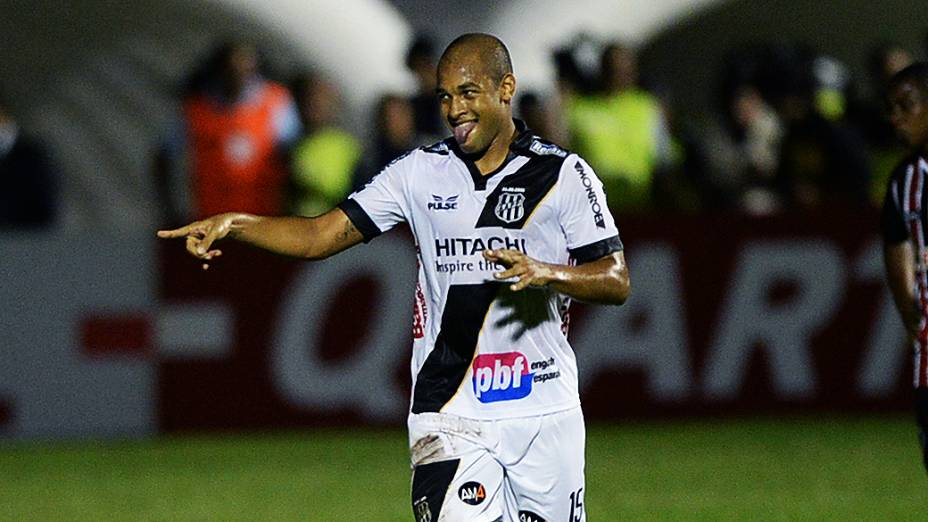 Fellipe Bastos da Ponte Preta durante semifinal da Copa Sul-Americana contra o São Paulo, no estádio Romildão, em Mogi Mirim