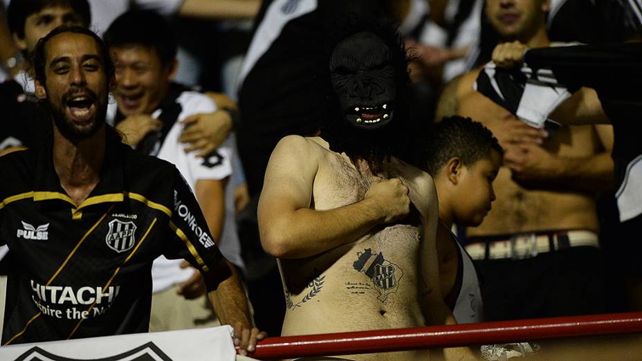 Torcida da Ponte Preta faz a festa no Romildão, na partida contra o São Paulo válida pela semifinal da Copa Sul-Americana