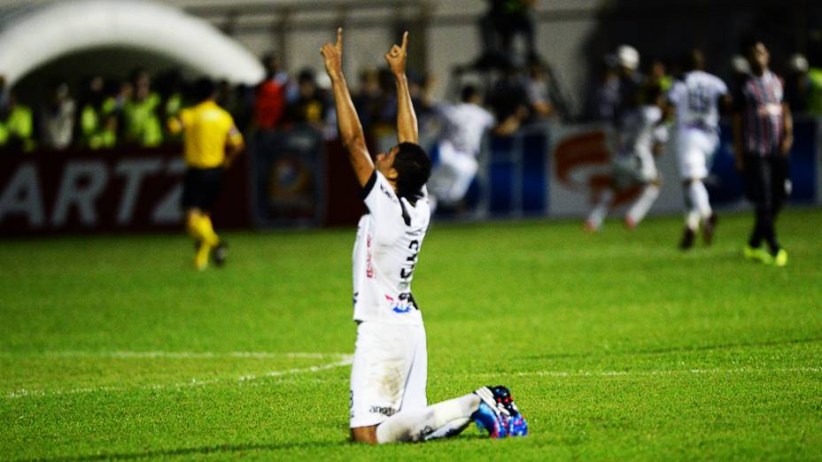 Zagueiro Cesar da Ponte Preta durante semifinal da Copa Sul-Americana contra o São Paulo, no estádio Romildão, em Mogi Mirim