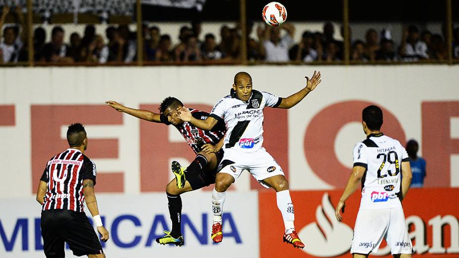 Disputa pelo alto na partida entre Ponte Preta e São Paulo válida pela semifinal da Copa Sul-Americana, no estádio Romildão, em Mogi Mirim