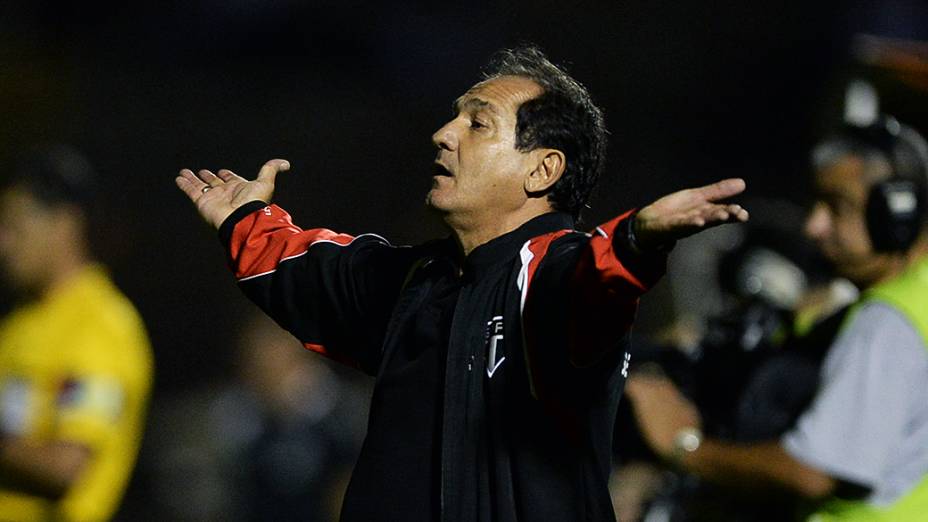 Técnico Muricy Ramalho durante a partida entre Ponte Preta e São Paulo válida pela semifinal da Copa Sul-Americana, no estádio Romildão, em Mogi Mirim