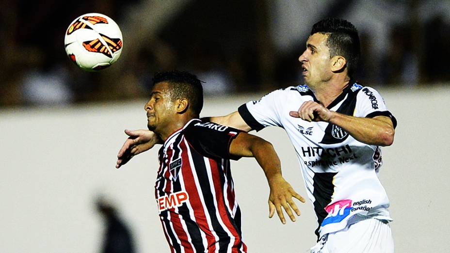 Disputa pelo alto na partida entre Ponte Preta e São Paulo válida pela semifinal da Copa Sul-Americana, no estádio Romildão, em Mogi Mirim