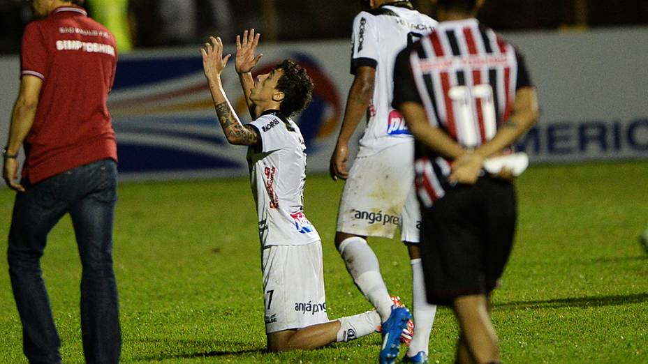 Jogadores da Ponte Preta comemoram a classificação para a final da Copa Sul-Americana após empate com o São Paulo no Romildão, em Mogi Mirim