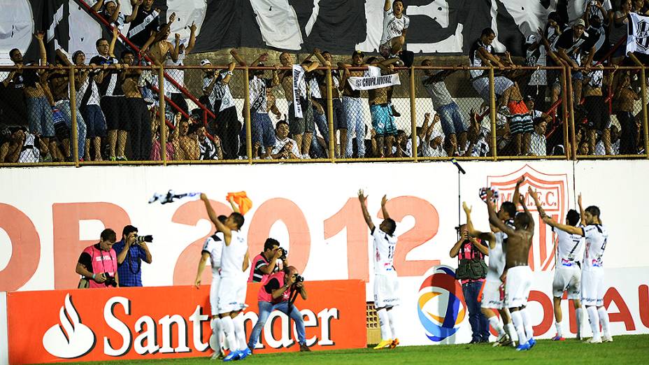 Jogadores da Ponte Preta comemoram com a torcida a classificação para a final da Copa Sul-Americana após empate com o São Paulo no Romildão, em Mogi Mirim