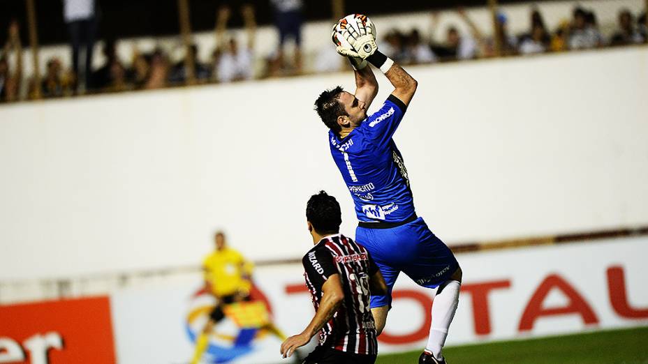 Goleiro Roberto da Ponte Preta disputa jogado pelo alto na semifinal da Copa Sul-Americana contra o São Paulo, no Romildão, em Mogi Mirim