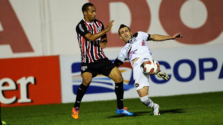 Partida entre Ponte Preta e São Paulo válida pela semifinal da Copa Sul-Americana, no estádio Romildão, em Mogi Mirim