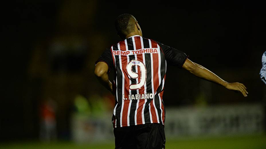 Começando a partida no banco, Luís Fabiano marcou o gol de empate do São Paulo na semifinal da Copa Sul-Americana entre São Paulo e Ponte Preta, no Romildão, em Mogi Mirim