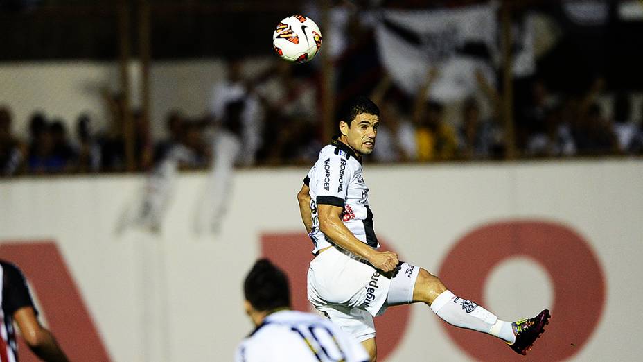 Atacante Leonardo da Ponte Preta durante a semifinal da Copa Sul-Americana contra o São Paulo, no estádio Romildão, em Mogi Mirim