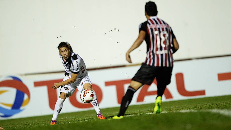 Partida entre Ponte Preta e São Paulo válida pela semifinal da Copa Sul-Americana, no estádio Romildão, em Mogi Mirim