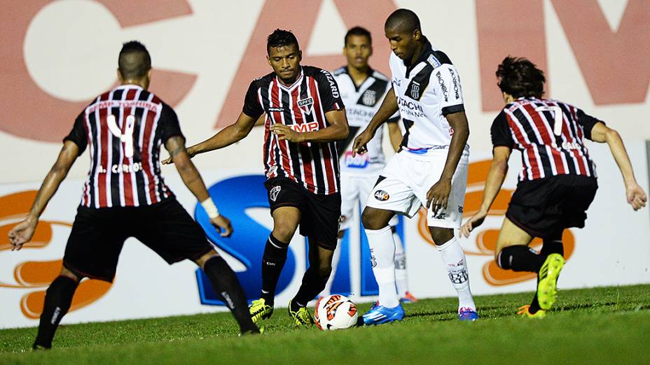 Partida entre Ponte Preta e São Paulo válida pela semifinal da Copa Sul-Americana, no estádio Romildão, em Mogi Mirim