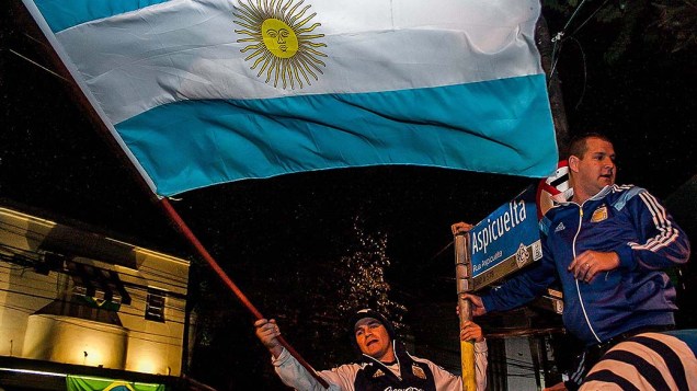 Torcedores argentinos invadem as ruas da Vila Madalena na Zona Oeste de São Paulo