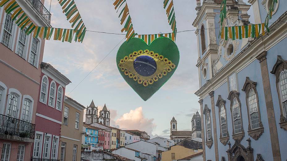 Torcedores acompanham as partidas da Copa do Mundo no Pelourinho, em Salvador