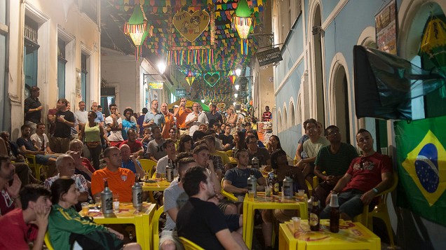 Torcedores acompanham as partidas da Copa do Mundo no Pelourinho, em Salvador