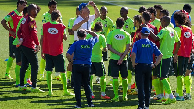 Felipão orienta seus comandados durante treino da seleção brasileira no campo do SESC em Belo Horizonte