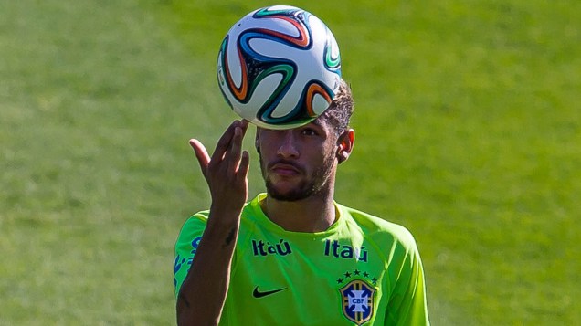 Neymar faz malabarismo com a bola durante treino da seleção brasileira no campo do SESC em Belo Horizonte