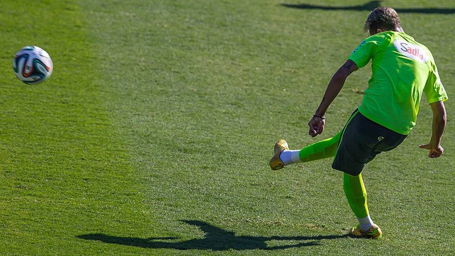 Neymar treina finalizações antes da partida de oitavas de final contra o Chile, no campo do SESC em Belo Horizonte