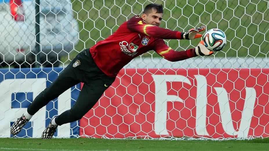 Victor durante o treino do Brasil na Granja Comary, em Teresópolis