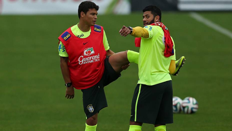 Thiago Silva e Hulk durante treino do Brasil na Granja Comary, em Teresópolis