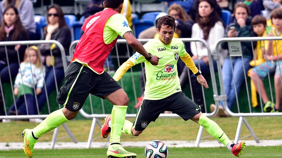 Bernard durante treino da seleção brasileira na Granja Comary,em Teresópolis