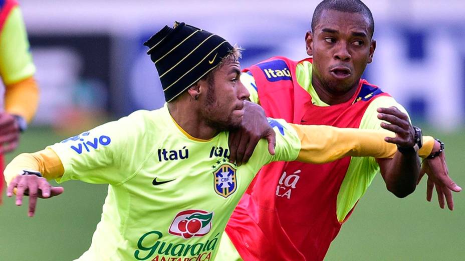 Neymar e Fernandinho durante o treino do Brasil na Granja Comary, em Teresópolis